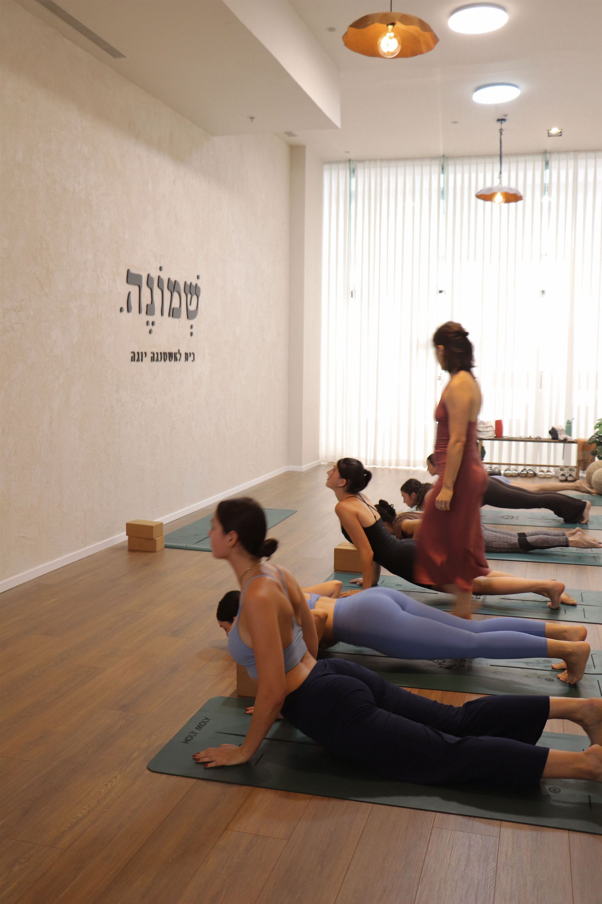 שיעור אשטנגה יוגה בסטודיו שמונה במודיעין